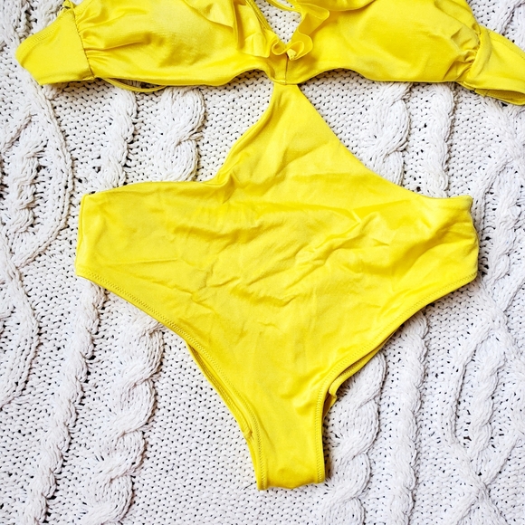 Gorgeous yellow ruffle swimsuit one piece - Picture 7 of 7